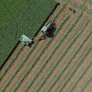 Un tracteur progresse dans un champ à Manotick, en Ontario.