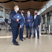 Terry Duguid, Omar Alghabra, Barry Rempel et Dan Vandal, à l'aéroport de Winipeg. 