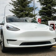 Une voiture électrique Tesla Model Y à une borne de recharge à Medicine Hat le 18 mai 2022.