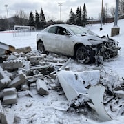 Une voiture accidentée dans un parc.