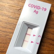 Un test antigénique rapide de dépistage de la COVID-19 affiche un résultat positif.
