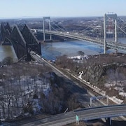 Les ponts Pierre-Laporte et de Québec, en hiver, vus de la Rive-Nord.