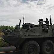 Des soldats de l'armée royale thaïlandaise sont photographiés sur un véhicule blindé dans la province de Chachoengsao, le 24 juillet 2025.