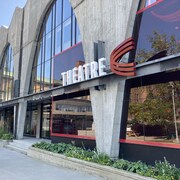 Un bâtiment.