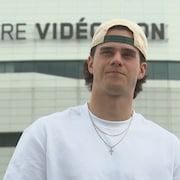 L'attaquant qu&eacute;b&eacute;cois Th&eacute;o Rochette devant le Centre Vid&eacute;otron
