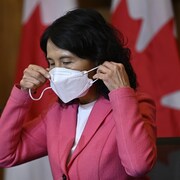 La docteure Theresa Tam souligne qu'il n'y a pas eu de nouvelles vagues d'infection causées par des variants au cours des récents mois.
