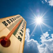 Un thermomètre devant le soleil.