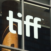Le logo du TIFF dans une fenêtre du théâtre Pricess of Wales.