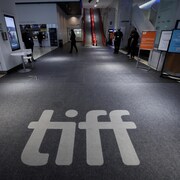 Un tapis à l'entrée du TIFF Bell Lightbox sur lequel on voit le logo du festival.