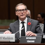 Tiff Macklem est assis et t&eacute;moigne devant des parlementaires.