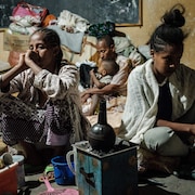 Deux femmes, le regard dans le vide.