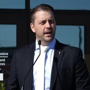 Le ministre de la Santé mentale et des Dépendances de la Saskatchewan, Tim McLeod, s'adresse aux médias lors d'une conférence de presse. 