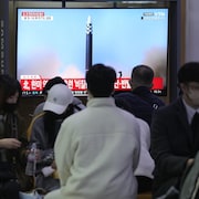Un écran de télévision montre le lancement d'un missile nord-coréen.