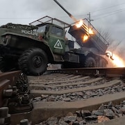 Tir d'une roquette de l'armée russe en Ukraine. 