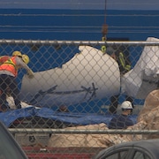 Un morceau de la carcasse du submersible Titan est débarqué au port de Saint-Jean.