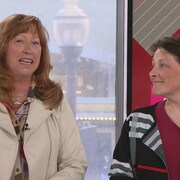 Caroline Desbiens et Julie Vignola sur le plateau du téléjournal.