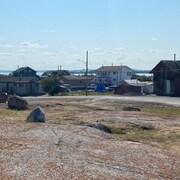 Des maisons en été par une journée ensoleillée.