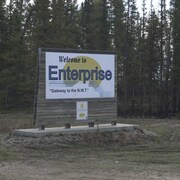 Un panneau à l'entrée du hameau d'Enterprise, aux Territoires du Nord-Ouest.