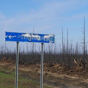 Une enseigne abimée de Patterson Road, sur le bord de la route, le 20 septembre 2023.