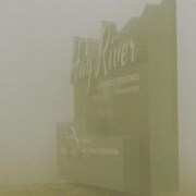 Enseigne à l'entrée de Hay River sous la fumée épaisse. Photo publiée le 30 août.