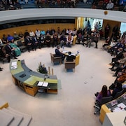 Un groupe de gens assis en cercle dans un édifice le 24 novembre 2023 à Yellowknife.