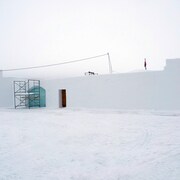 Château de neige en construction, le 18 janvier 2023, à Yellowknife.