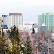 Vue sur le centre-ville de Yellowknife avec des édifices et des arbres, en octobre 2023.