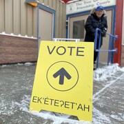 Une pancarte jaune indiquant le lieu d'un bureau de vote à Yellowknife, aux Territoires du Nord-Ouest, le 14 novembre 2023.