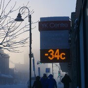 Panneau électronique sur lequel est écrit -34 degrés Celsius, le 11 janvier 2024, à Yellowknife.