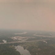 Fumée épaisse vu d'un avion au-dessus de la capitale ténoise, le mardi 15 août.
