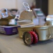Une boîte de sardines et des bouchons de métal assemblés en une petite voiture, le 23 février 2023, à Yellowknife.
