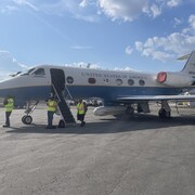 Un avion de la NASA, utilisé pour le projet ABoVE qui étudie les changements climatiques dans le Nord et l'Ouest canadien, est posé sur le tarmac de l'aéroport de Yellowknife le 16 août 2022.