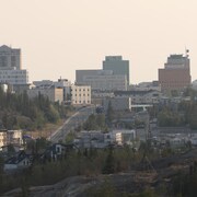 Vue enfumée de la ville en fin de journée.