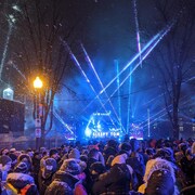 Une foule en hiver lors d'un festival