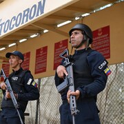 Des membres de la Police nationale bolivarienne montent la garde.