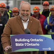 Le ministre de l'Énergie Todd Smith lors d'un point de presse à la centrale nucléaire de Pickering, en Ontario, le 30 janvier 2024.