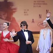 Deux femmes et deux hommes saluent. 