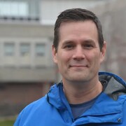 Tom Fenske debout devant les bâtiments de l'Université Laurentienne