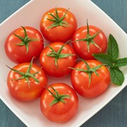 Des tomates dans une assiette.