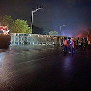 Un camion semi-remorque renvers&eacute; sur la chauss&eacute;e.