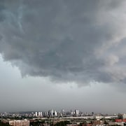 D'imposants nuages s'approchent de Montréal en été.