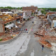 Une photo aérienne des bâtiments endommagés à Sulphur, en Oklahoma.