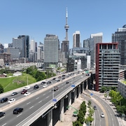 L'autoroute Gardiner et les gratte-ciels du centre-ville de Toronto.