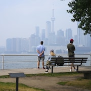 Des gens regarde la ville de Toronto depuis un parc.