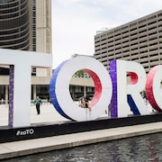 Vue de la place de l'hôtel de ville et de l'enseigne aux lettres géantes de Toronto.