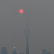 La tour CN au lever du soleil, le 7 juin 2023.