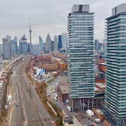 Prises de vue par drone du centre-ville de Toronto depuis Corktown. On voit l'autoroute Gardiner, les trains Go Trains et de la construction, y compris des grues au-dessus de condominiums en cours d'aménagement.