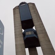 Le poste de contrôle est situé tout en haut de la tour. 