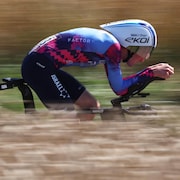 Joseph Blackmore, cycliste pour l'équipe Israel-Premier Tech, pédale en tenue aérodynamique lors de la cinquième étape du Tour de France 2025.