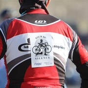 L'affiche du Tour du Silence accrochée dans le dos d'un cycliste.